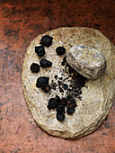 Verbrannte Zwiebel mit Stein zermahlen (Indien)