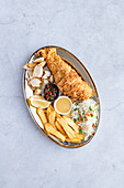 Grillplatte mit Fisch, Calamari, Pommes, Reis und Saucen