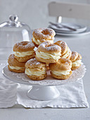 Puff pastry rings with yolk cream