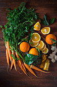 Zutaten für gesunden Smoothie aus Orange, Karotte, Ingwer und Kurkuma