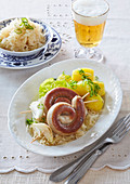 Bratwurstschnecke mit Sauerkraut und Kartoffeln