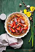 Frühlingshafter Pfannkuchen-Auflauf mit Erdbeeren