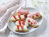 Eclairs with strawberries