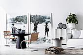 Runder Designertisch mit Freischwinger Stühlen vor Fotoposter