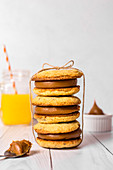 Cookies filled with dulce de leche