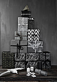 Geschenke-Turm in schwarz-weißer Verpackung und Möwenfigur auf Holztisch