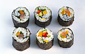 Sechs Maki Sushi, einzeln auf hellem Untergrund