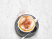 Eine Tasse Cappuccino auf Marmoruntergrund