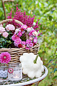 Herbstdekoration mit Rosen, Topferika, Blütenkränzchen, Dahlienblüte und Patisson