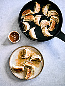 Gyoza gefüllt mit Hühnchen, Frühlingszwiebeln und Shiitake dazu Miso-Dip