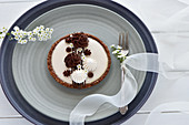 Vegan chocolate-almond-coconut tartlet with shortcrust pastry base