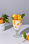 Mosaik-Dessert mit Mandarinengelee, Sauerrahm und Macarons
