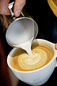 Cappuccino mit kunstvollem Milchschaum