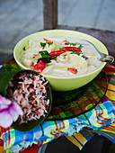 Tom Kha Gai (Thailändische Kokossuppe mit Huhn)