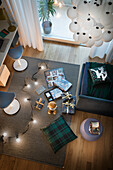 Blick von oben auf Geschwisterzimmer mit Bett, Weihnahtsgeschenken, Schreibtisch und Hockern