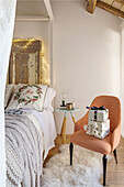 Sessel mit Geschenken neben Bett, Betthaupt aus alten Türen mit Lichterkette
