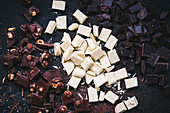 Milchschokolade mit Haselnüssen, weiße und dunkle Schokolade in Stücken