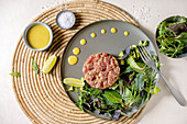 Thunfisch-Tartar mit Blattsalat, Limette, Avocado und Senfsauce