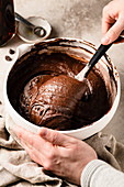 Brownie-Teig in Schüssel mit Kochlöffel rühren