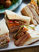 Sandwich corners with fried egg, ham and tomatoes