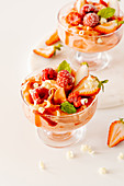 Erdbeer-Himbeer-Sorbet mit Beeren und weißer Schokolade