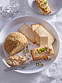 Lachsbällchen mit Cheddar-Nusskruste und Röstbrot