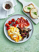 Scrambled eggs with prosciutto and mushrooms