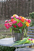 Strauß aus gefüllt blühenden Tulpen