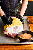 Pulled Pork zubereiten: Schweineschulter rundherum mit Senf einreiben