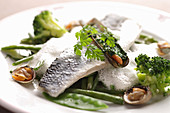 Fisch- und Meeresfrüchteteller mit grünem Gemüse