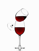 Zwei Gläser Rotwein vor weißem Hintergrund