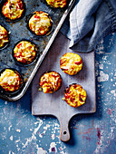 Kleine Wurst-Tomaten-Ei-Muffins