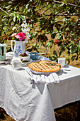 Kirschpie mit Kaffee auf Tisch im Garten