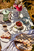 Kirschpie mit Kaffee auf Tisch im Garten
