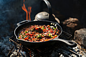 Pan-o-Nachos in Pfanne auf dem Feuer
