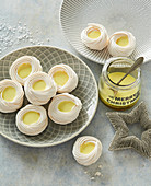 Meringue tartlets with lemon cream