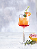 Cocktail mit Grapefruit-Limonade, Wein und Sauerkirschsirup