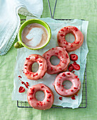 Selbstgemachte Erdbeer-Donuts mit rosa Glasur