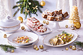 Festlicher Weihnachtstisch mit Terrine, Suppe, Fischgericht und Kuchen