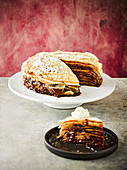 Crepe-Torte mit Schokolade und Erdnussbutter