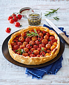 Quiche mit Kirschtomaten, Kapern und Rosmarin