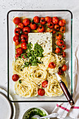 Spaghettini mit Ofentomaten, Feta und Pesto