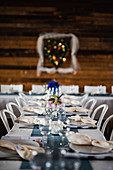 Gedeckter Tisch für Hochzeitsempfang