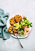 Quinoa-Lachsforellen-Laibchen mit Gurken-Radieschen-Salat