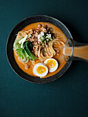 Tantanmen (Ramen-Suppe mit Hackfleisch, Gemüse und Ei, Asien)