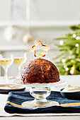 Christmas Pudding mit sternförmiger Wunderkerze
