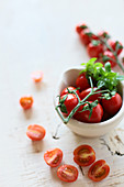 Frische Tomaten, ganz und aufgeschnitten