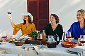 Frauen beim Essen auf der Terrasse