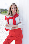 Blonde, langhaarige Frau in rot-weißem Outfit