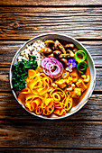 Karotten-Curry-Bowl mit Paneer and Cashewkernen